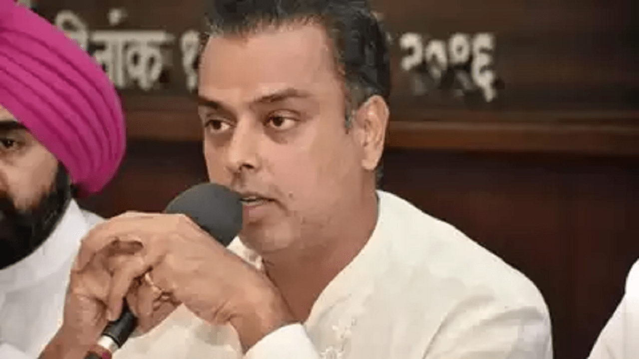 Congress distrusts Uddhav-led Shiv Sena and yet surrendered to it: Milind Deora
