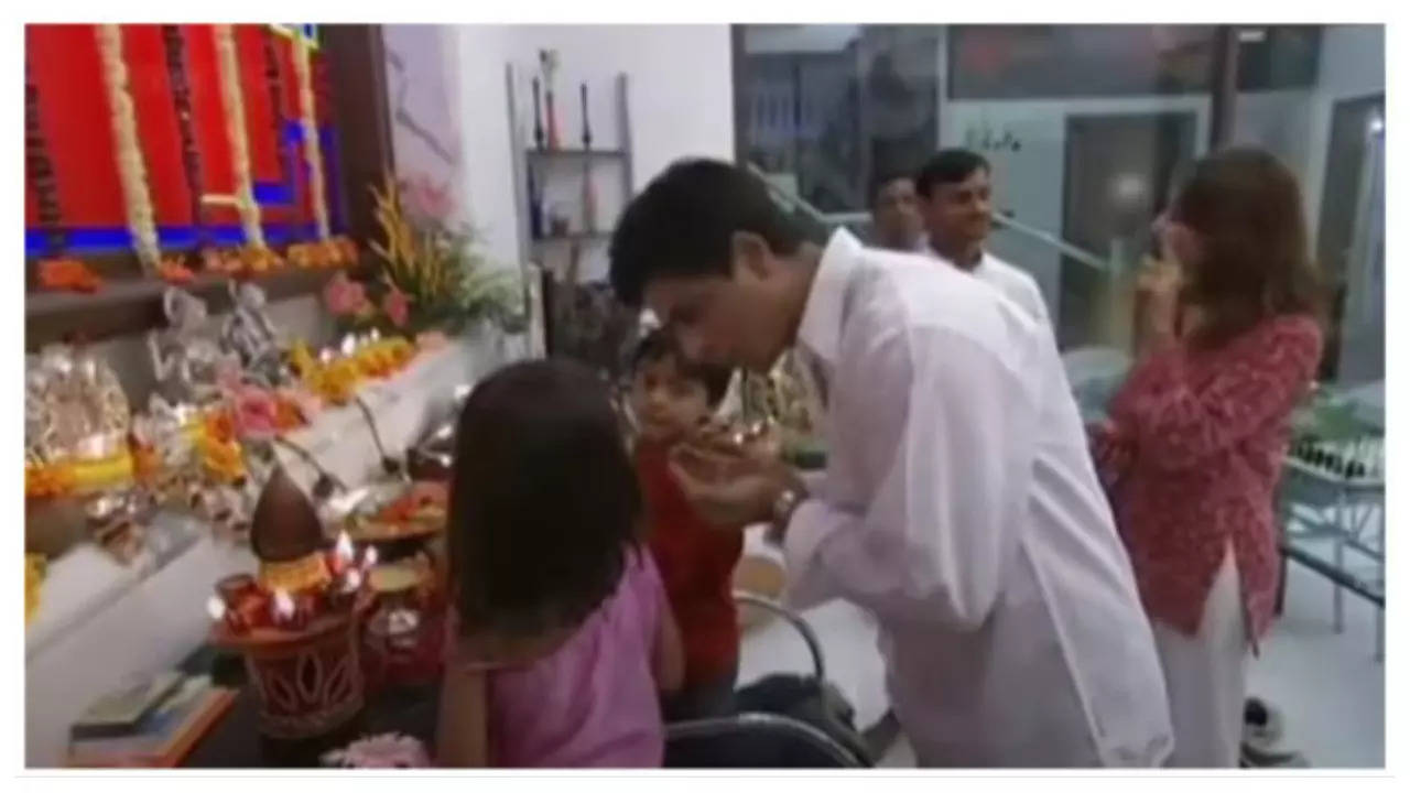 SRK teaches Suhana-Aryan religious harmony: Old video