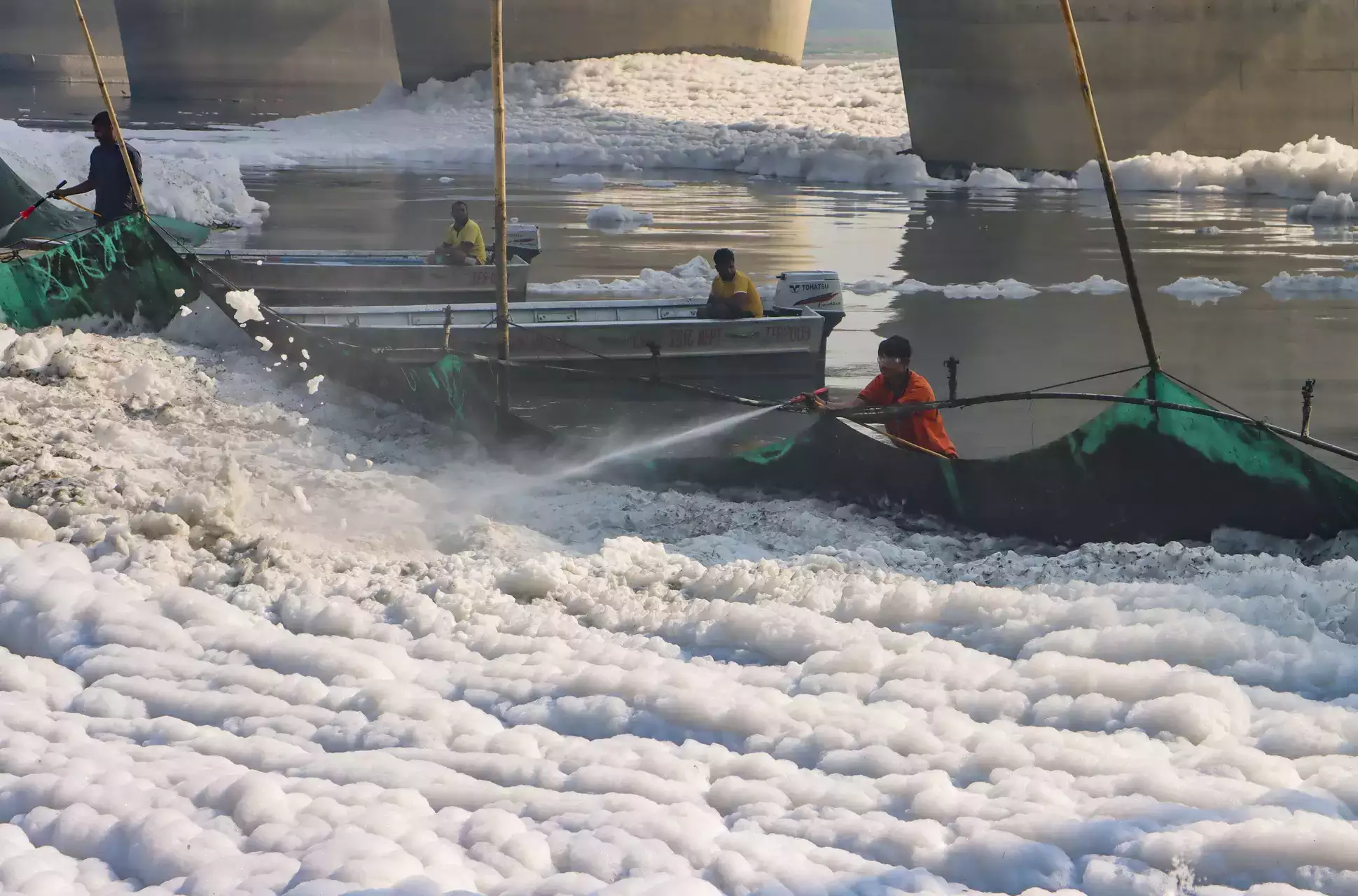 Toxic foam in Yamuna raises pollution concerns in Delhi ahead of Chhath Puja