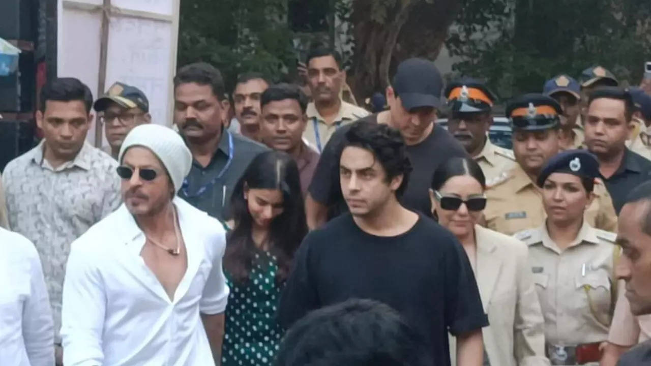 SRK holds Suhana’s hand as they arrive to cast vote