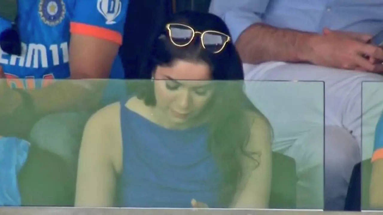 3rd Test: Sara Tendulkar spotted at the Gabbatoir