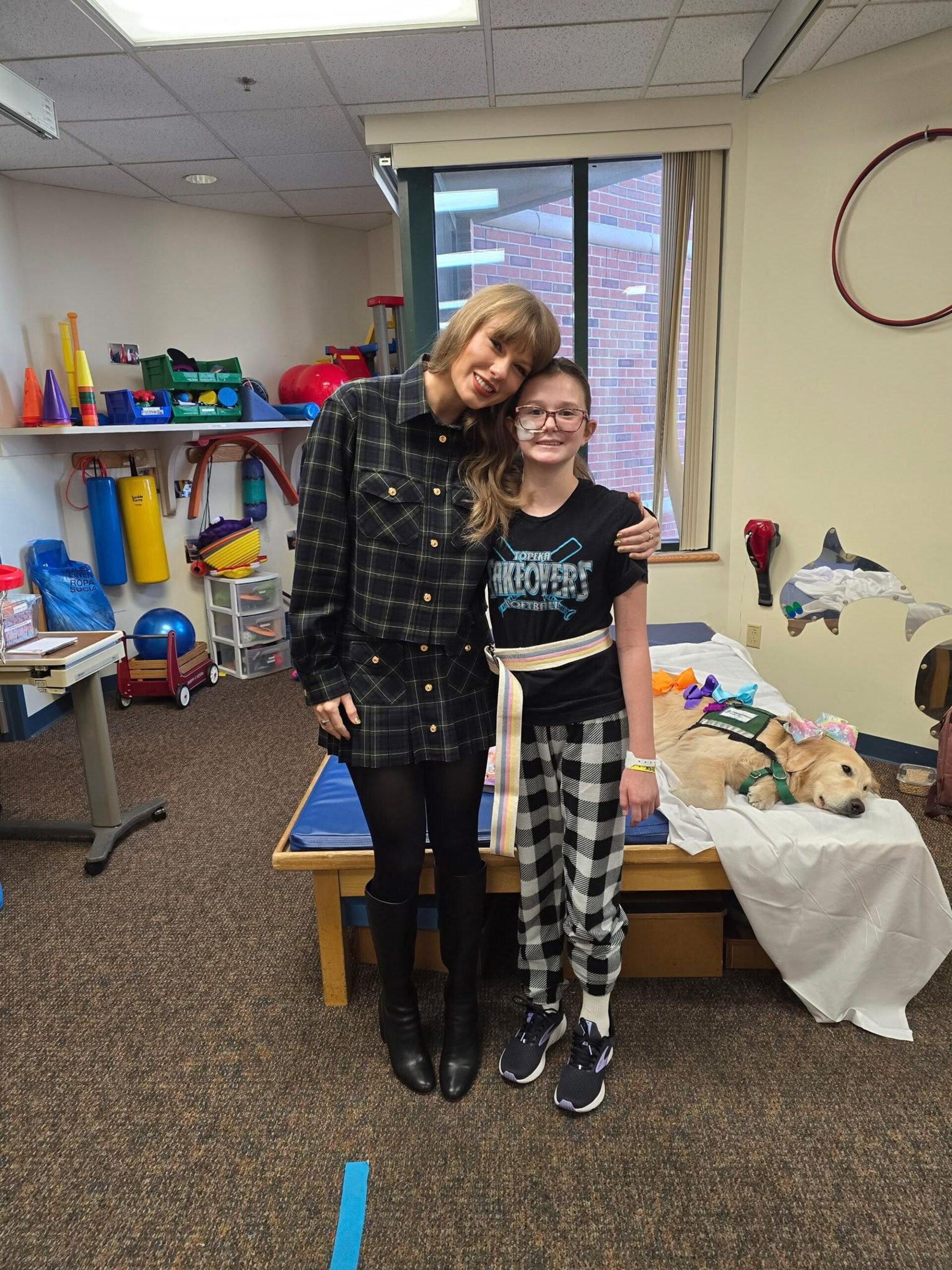 Taylor Swift gifts young fan 0 Dyson Airwrap after meeting her during hospital visit: ‘In case Santa doesn’t come’