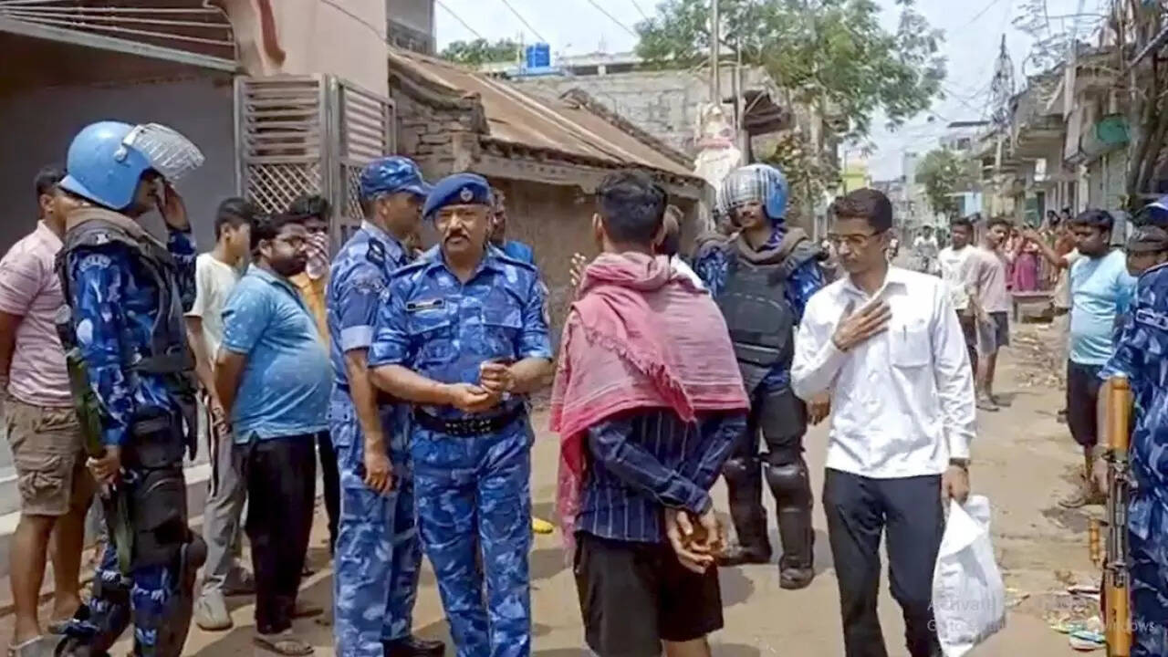 Fresh violence hits Bengal: Police vehicles torched, many hurt during anti-Waqf protest