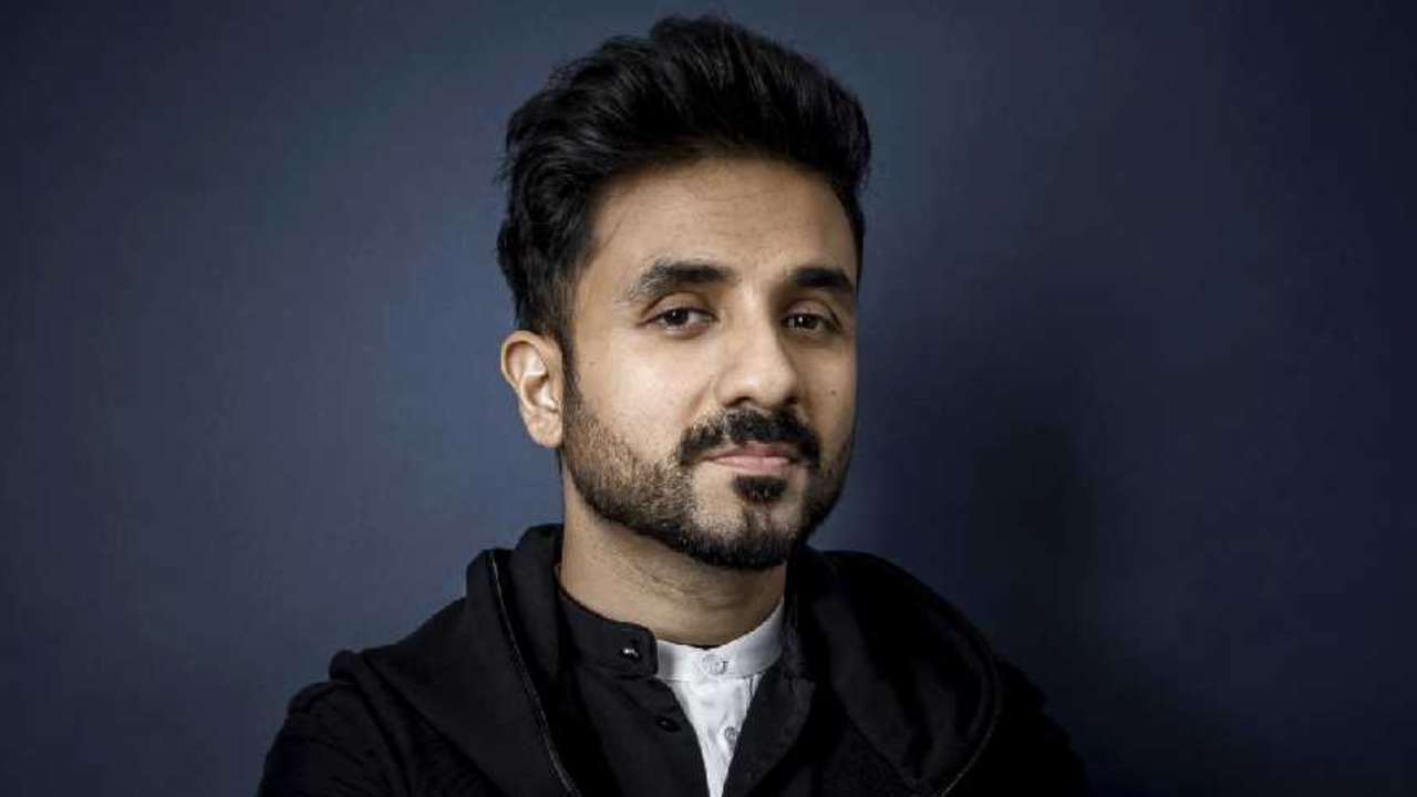 Vir Das SLAMS airline for net getting wheelchair for wife