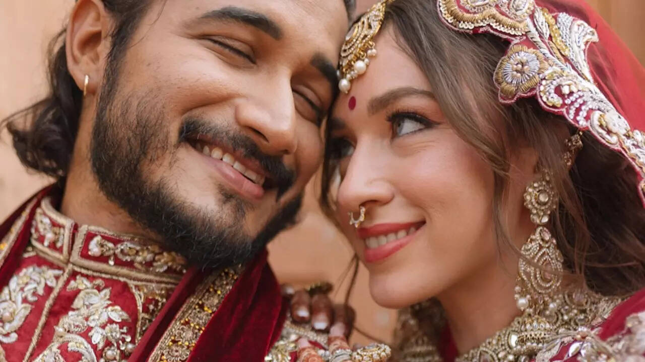 Krishna devotees marry at Vrindavan’s sacred Rangji Temple