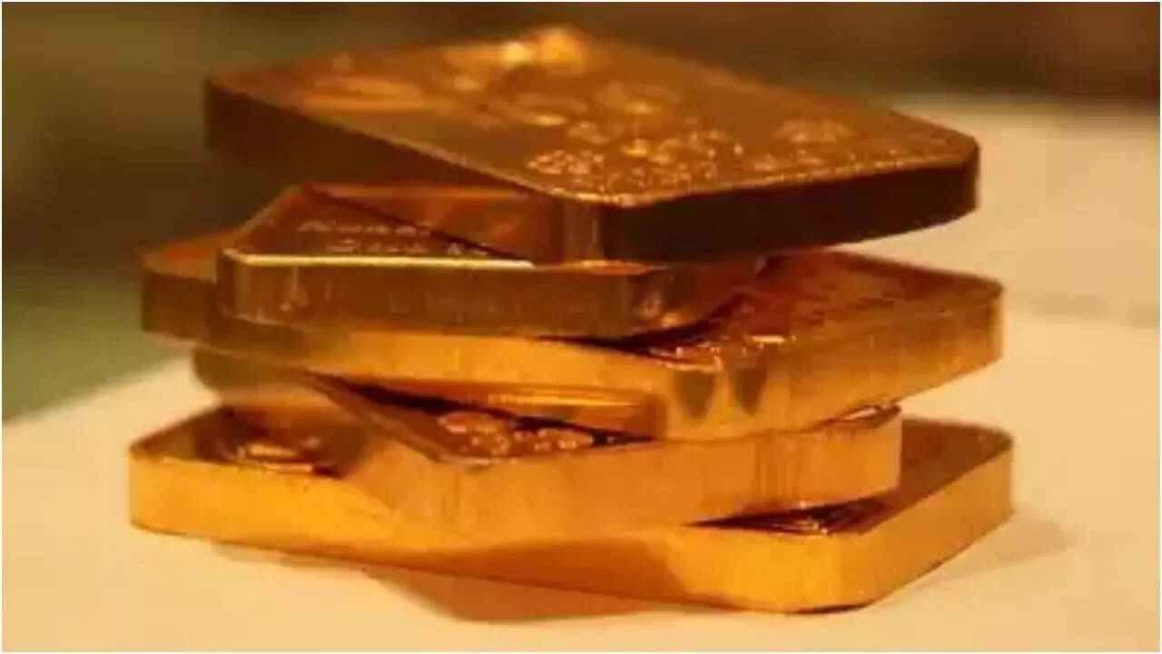 Gold hits record ,300/oz, closes in on Rs 1L/10gm mark