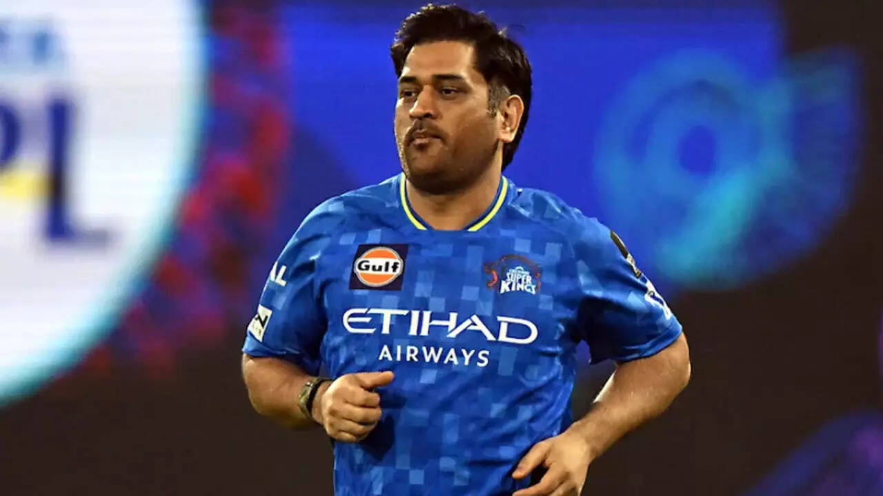 Surrounded by security, MS Dhoni stops everything for a fan