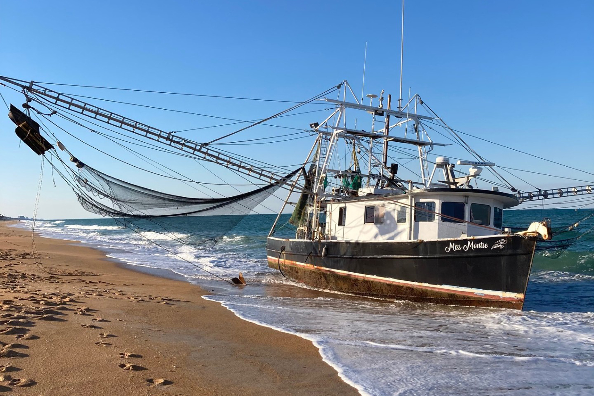 Unmanned shrimp boat washes ashore on Florida beach, puzzling investigators